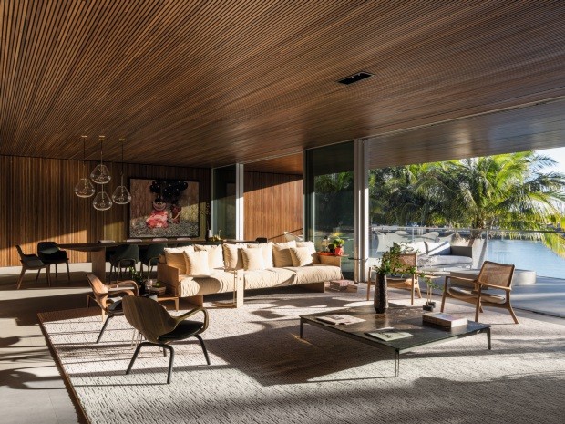 Madeira e concreto dão o tom da casa projetada por Marcio Kogan em Miami (Foto: Fran Parente/divulgação)