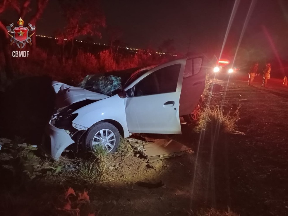 Carro com frente destruída após colisão frontal em Santa Maria, no DF — Foto: Divulgação/CBMDF