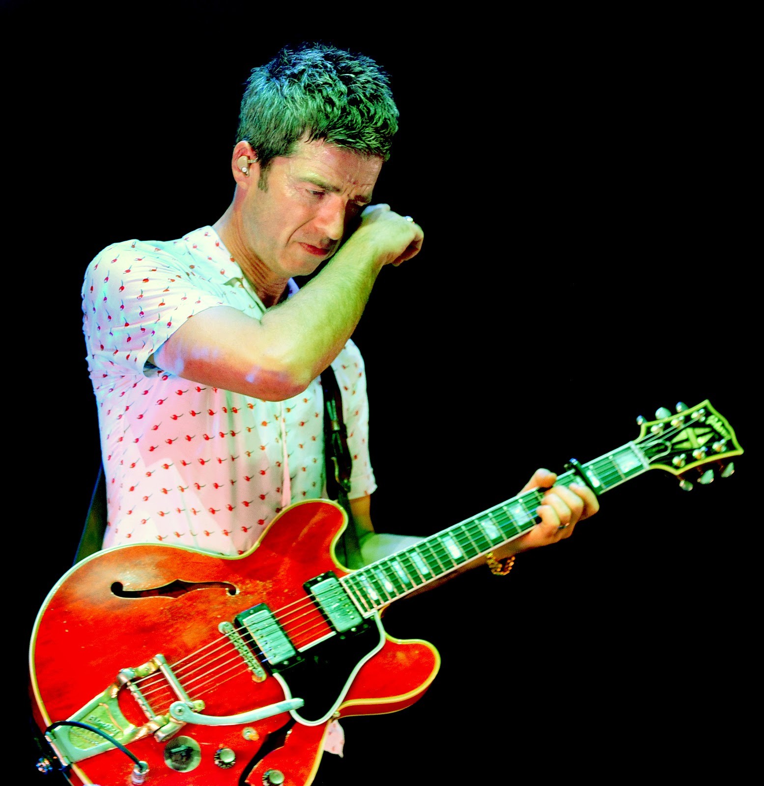 Noel Gallagher se emociona em show em Manchester (Foto: getty)