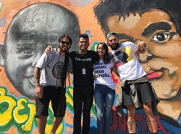 Viegas, Rene Silva, Gleici e Wagner no Complexo do Alemão (Foto: Reprodução/Instagram)