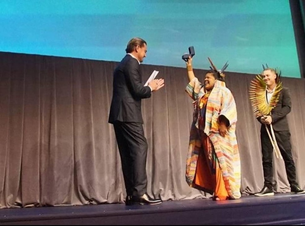 Momento em que Sônia recebe a premiação, que acontece dias antes do Oscar, em Los Angeles — Foto: Reprodução/Redes sociais