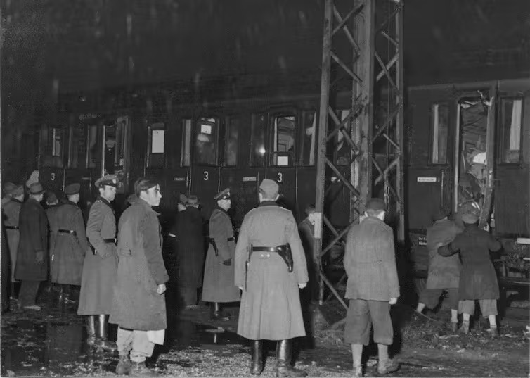 A deportação de judeus de Munique para Kowno na Lituânia ocupada pelos nazistas, 20 de novembro de 1942. (Foto:  Arquivo Municipal de Munique, DE-1992-FS-NS-00015 , CC BY-SA)