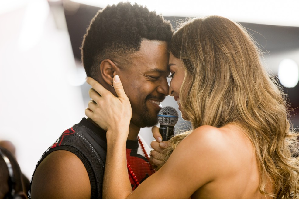 Paloma (Grazi Massafera) pede Ramon (David Junior) em casamento em 'Bom Sucesso' &acirc;?? Foto: Victor Pollak / Globo