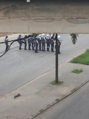 Força Tática invade a avenida Nove de Abril, embaixo de viaduto, em Cubatão, SP (Foto: Nivaldo Tomazini/TV Tribuna)