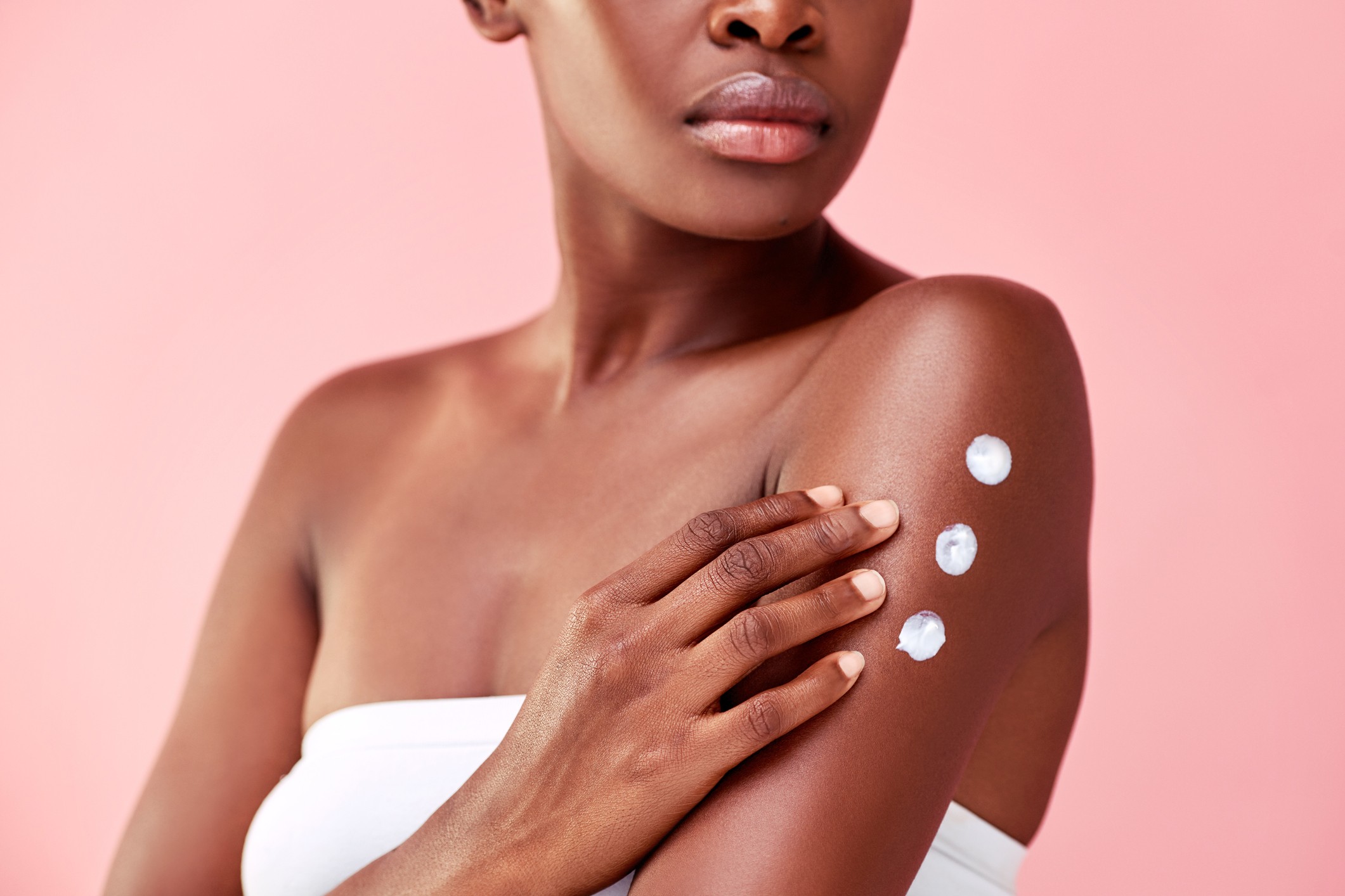 O excesso de perfume nos cosméticos pode ser um fator irritante para pele  (Foto: Getty Images)