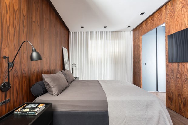 Apartamento cosmopolita mistura madeira, concreto e tons escuros (Foto: ©Marcelo Donadussi)