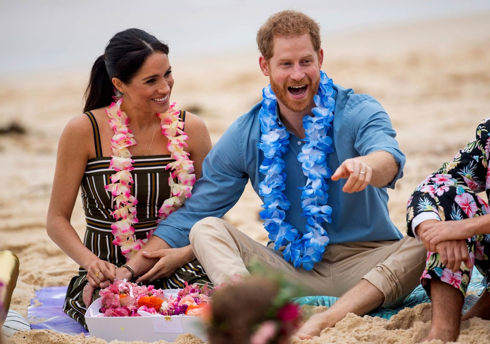 O príncipe britânico Harry e sua mulher, Meghan Markle, a duquesa de Sussex, participam de encontro com uma comunidade de surfistas que promove conscientização sobre saúde mental em Bondi Beach, na Austrália — Foto: Dominic Lipinski/Pool via AP