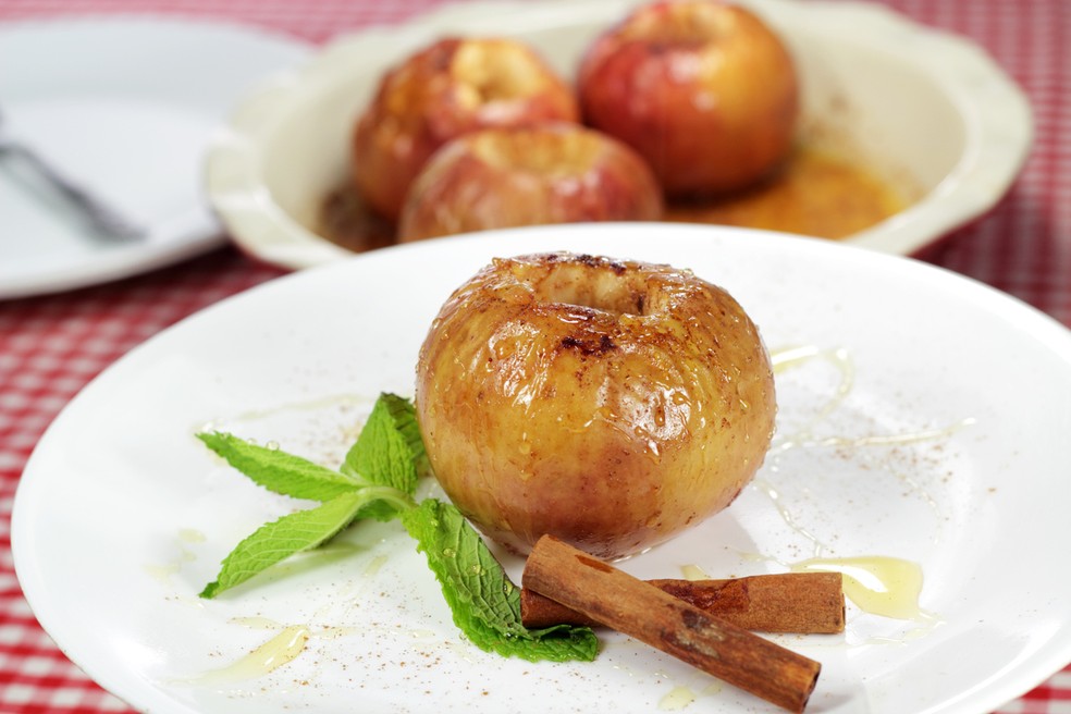 Para quem é forminguinha e não dispensa doce, vale apostar nas maçãs recheadas, uma opção saudável e pouco calórica — Foto: Istock Getty Images