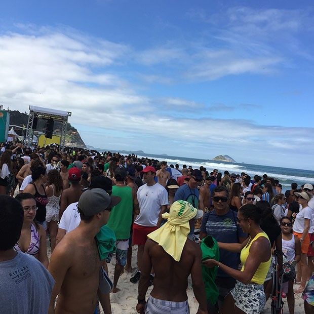 Multidão dominou a Praia da Barra (Foto: Erik Paulussi)