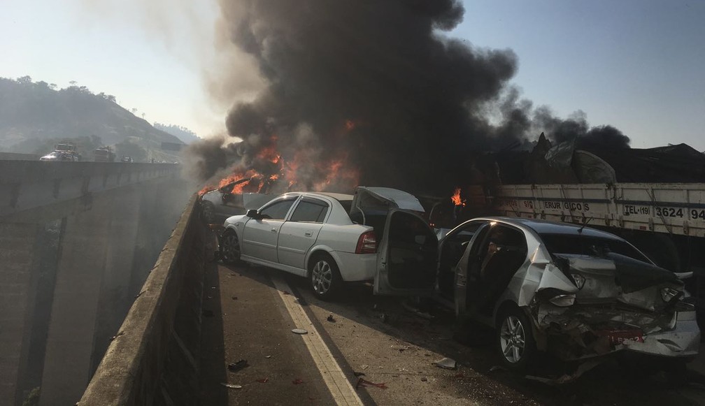 Acidente provoca incêndio e morte na Carvalho Pinto em Jacareí (Foto: Divulgação/ Corpo de Bombeiros)
