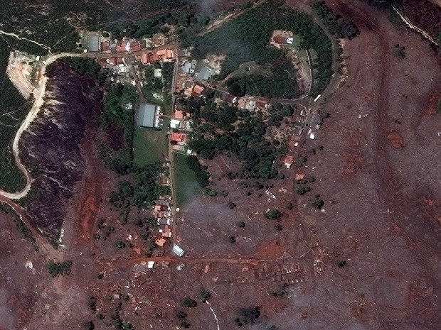 Lama de barragens destruiu o distrito de Bento Rodrigues, em Mariana (Foto: DigitalGlobe e Globalgeo Geotecnologias)