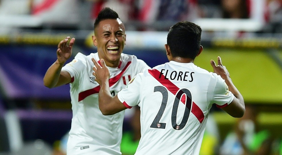 Cueva e Édison Flores celebram gol: parceria deu certo nas eliminatórias sul-americanas (Foto: AFP)