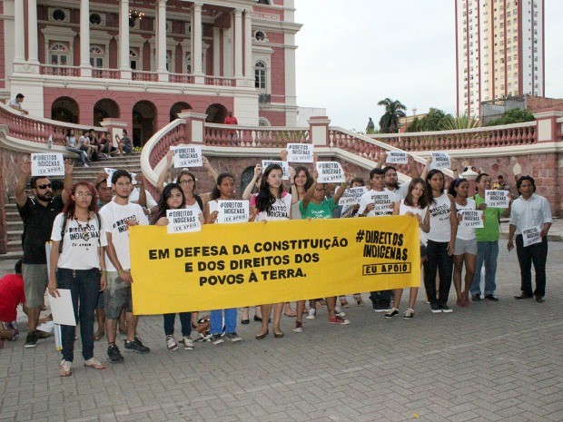 Grupo se reuniu em frente ao Teatro Amazonas para protestar contra a PEC 215 (Foto: Jamile Alves/G1 AM)
