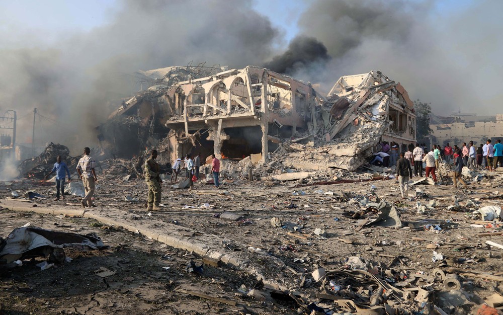 Vista geral de local da explosão na rua KM4 no distrito de Hodan, em Mogadicio, na Somália, no sábado (14) (Foto: Reuters/Feisal Omar)