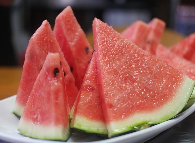 A melancia é uma fruta rica em água e ajuda a hidratar o corpo (Foto: Pixabay / Kps7942 / CreativeCommons)