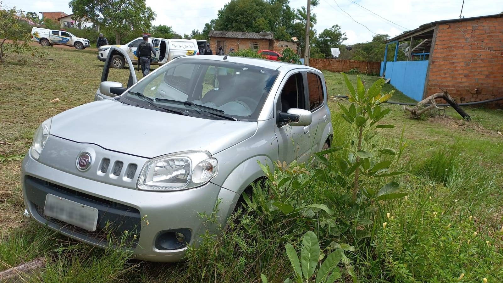 Dupla em carro roubado é presa após trocar tiros com a PM no Conjunto Macapaba