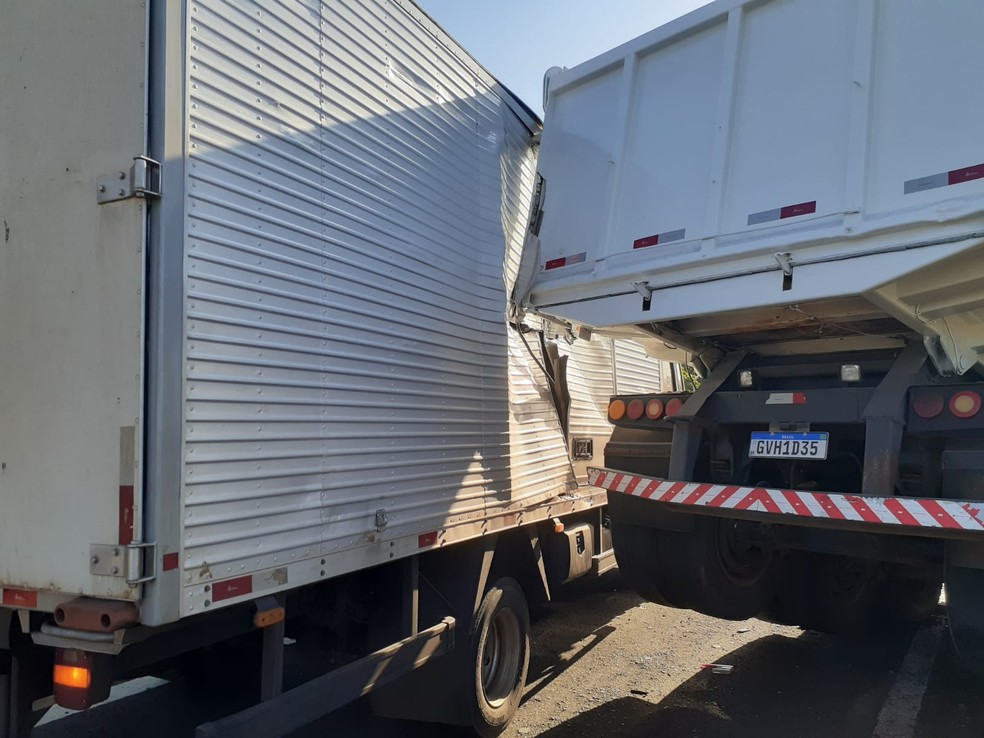 Caçamba se desconectou de caminhão-trator e prejudicou trânsito na Rodovia Raposo Tavares, em Presidente Prudente, na tarde desta quarta-feira (21) — Foto: Betto Lopes/TV Fronteira