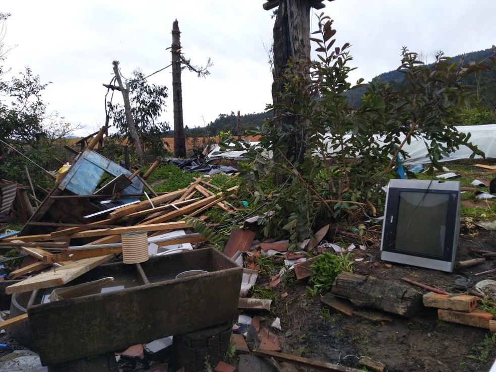 Casas foram destruídas no Norte catarinense após passagem de tornado — Foto: Silas Júnior/NSC TV
