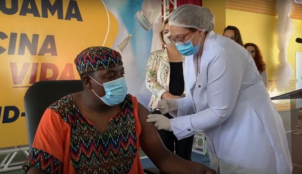 Quilombola motorista de ambulância, Anildo da Conceição é o 1º vacinado  contra a Covid-19 em Araruama, no RJ | Região dos Lagos | G1