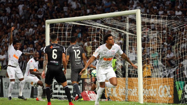 Gustagol comemora o gol da vitória do Corinthians