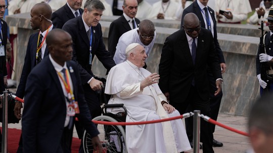 Papa Francisco, internado por infecção pulmonar, levantou algumas vezes possibilidade de renunciar