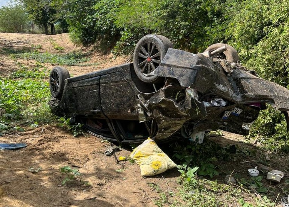 Acidente na BR-407 mata homem e deixa outras 4 pessoas feridas; uma das vítimas é bebê de 2 meses — Foto: Reprodução/TV Bahia