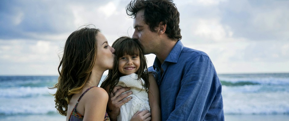 Laura e Caíque formam uma
família com a pequena Bella (Raphael Dias/ Gshow)