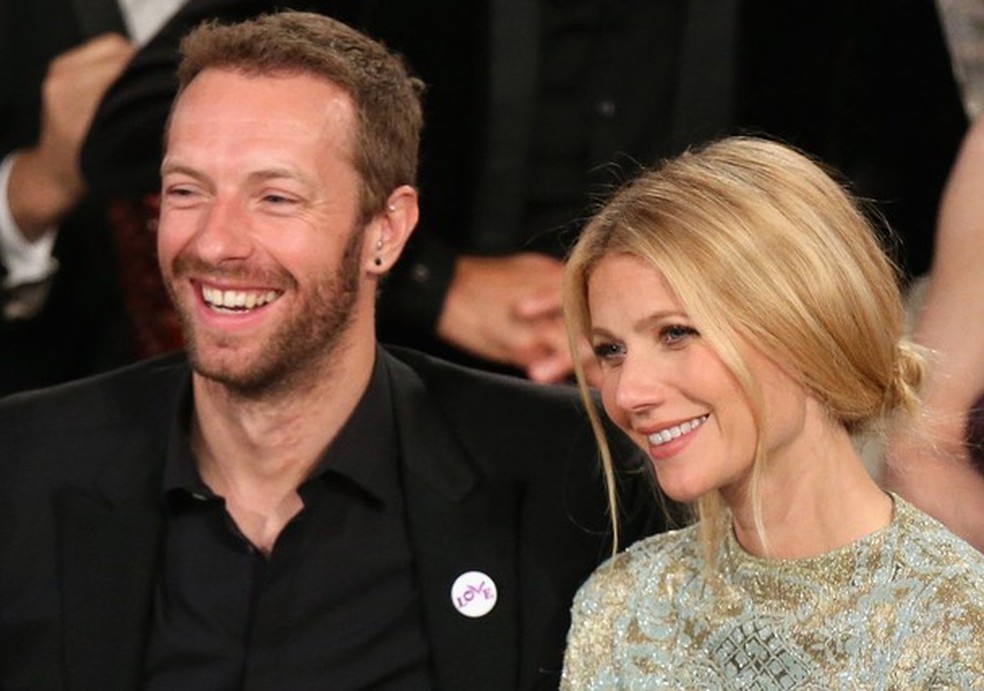 Chris Martin e Gwyneth Paltrow na cerimônia do Globo de Ouro em que Coldplay foi indicado com a canção "Atlas".