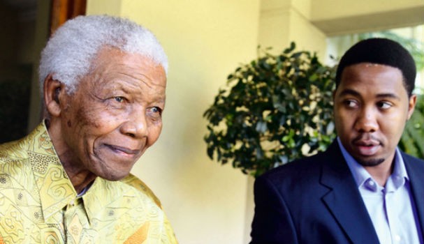 Ndaba com o avô, Nelson Mandela (Foto: arquivo pessoal/facebook)