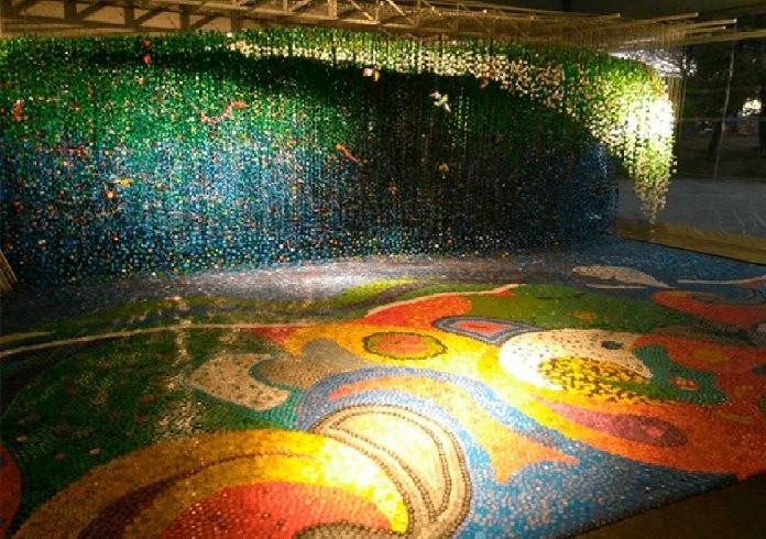 Ubiratan Fernandes tem obra exposta na Bienal do Lixo. Instalação é feita com tampinhas de diferentes cores (Foto: Divulgação/Bienal do Lixo)