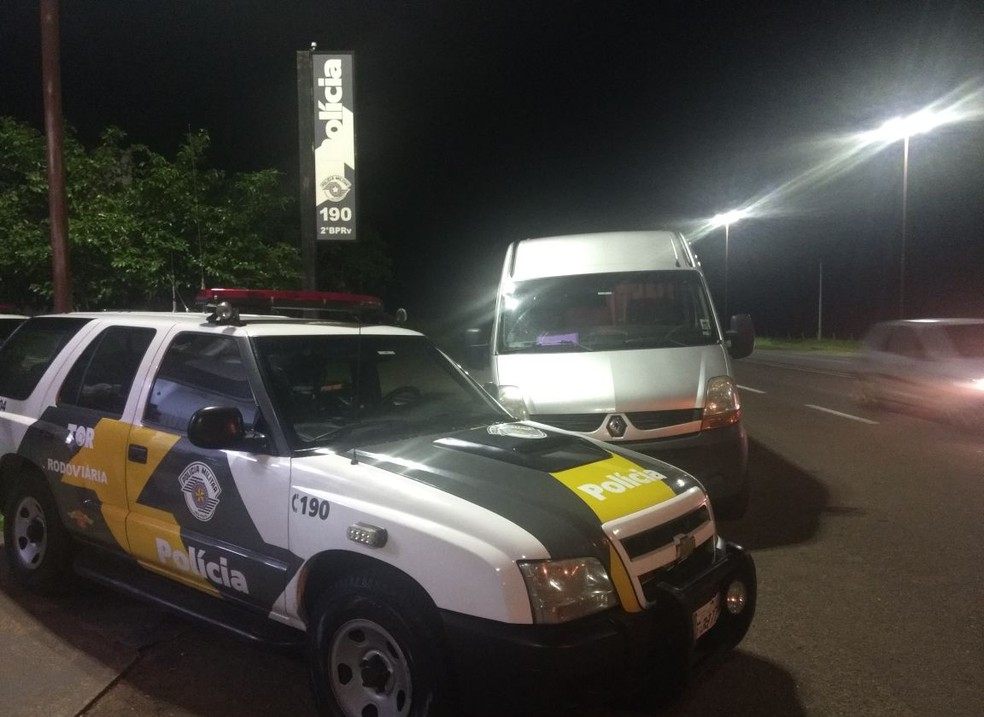 Micro-ônibus com dinheiro em fundo falso foi abordado pela Polícia Militar Rodoviária, em Rosana (SP) (Foto: Polícia Militar/Cedida)