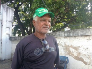 O aposentado Joaquim Lúcio recebe o benefício há 24 anos e diz que nunca tinha ficado sem receber o pagamento (Foto: Bruna Cássia/G1)