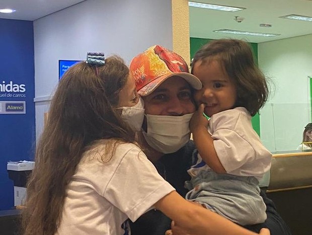 Caio reencontra as filhas (Foto: Reprodução/Instagram)
