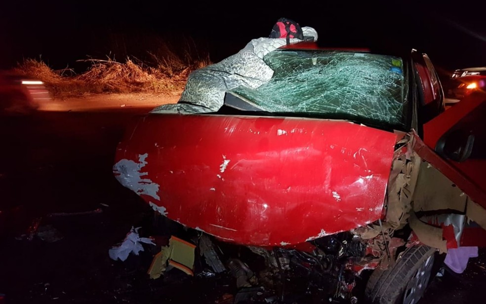 Todos os ocupantes do Palio morreram, na BR-080, em Padre Bernardo, GoiÃ¡s (Foto: PRF/DivulgaÃ§Ã£o)