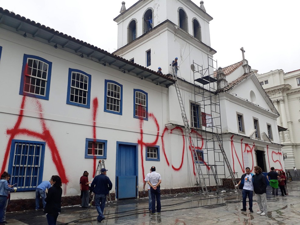 Após 26 dias, fachada do Pateo do Collegio é recuperada e reinaugurada