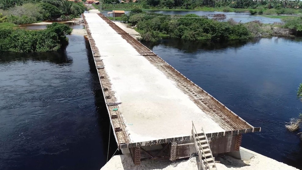 Ponte inacabada Ã© um dos principais acessos para o municÃ­pio de Santo Amaro â€” Foto: TV Mirante