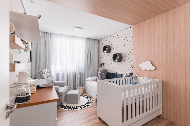 Décor do dia: quarto de bebê com madeira e base neutra (Foto: Kadu Lopes)