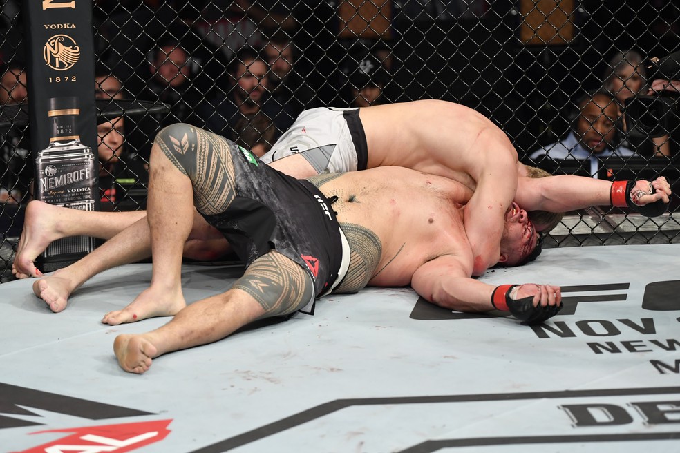 Sergey Spivak finalizou Tai Tuivasa com um katagatame no UFC 243 — Foto: Getty Images