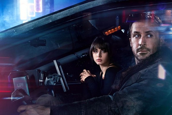 A atriz Ana de Armas ao lado do ator Ryan Gosling em uma das imagens de divulgação de Blade Runner 2049 (2017) (Foto: Divulgação)