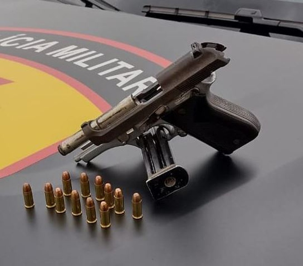 Expedito Erivan Melo da Silva, de 25 anos, conhecido como Kiko, estava de posse de uma arma e munições quando foi preso pela polícia em Goiás. — Foto: Polícia Civil/ Divulgação