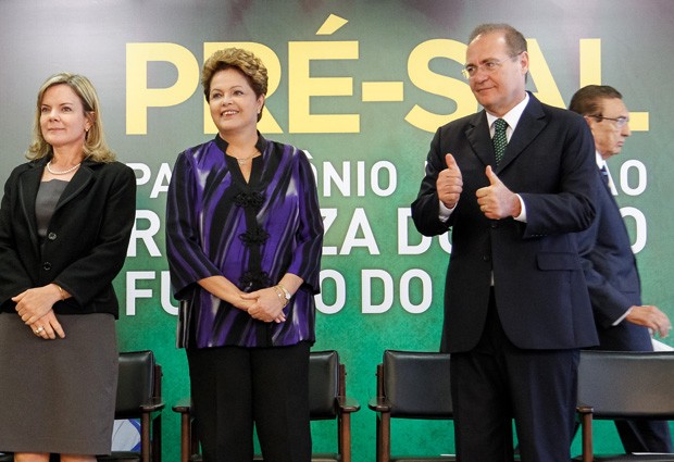 Dilma assinou nesta segunda, ao lado de ministros e parlamentares, o contrato de exploração do Campo de Libra (Foto: Roberto Stuckert Filho/PR)