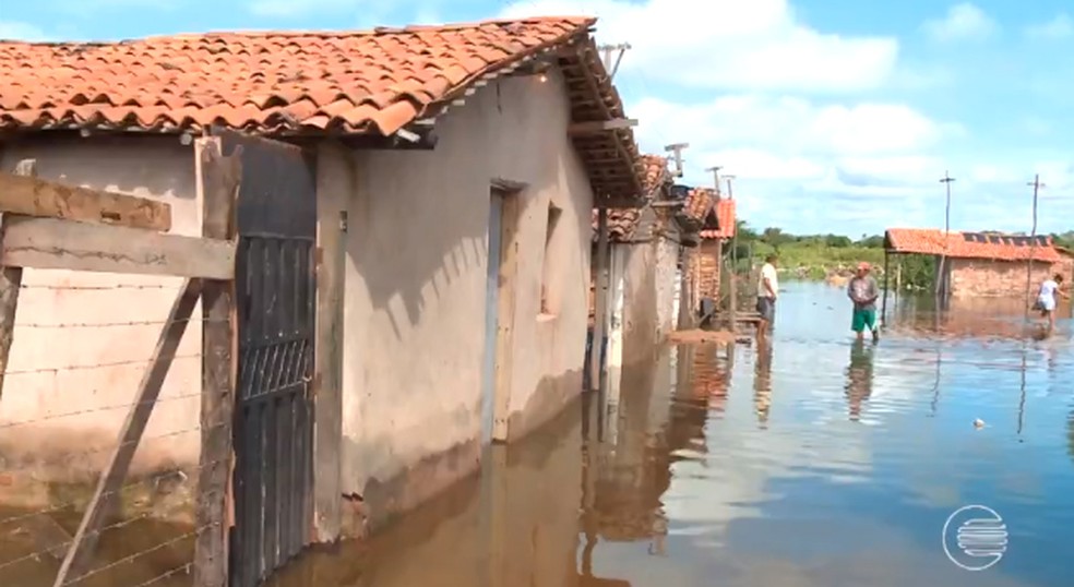 Casas ficaram alagadas na Zona Norte de Teresina (Foto: Reprodução/TV Clube)