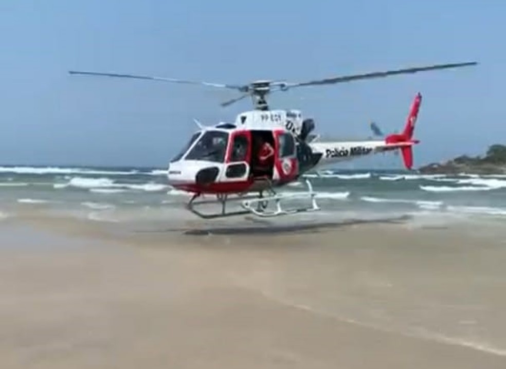 Helicóptero Águia realizou alguns resgates nas praias de Guarujá — Foto: Reprodução