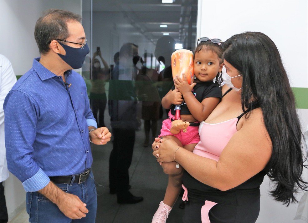 Mãe e pequena Ana Júlia comemoram entrega de prótese  — Foto: Marcos Sandes/Prefeitura de Araguaína