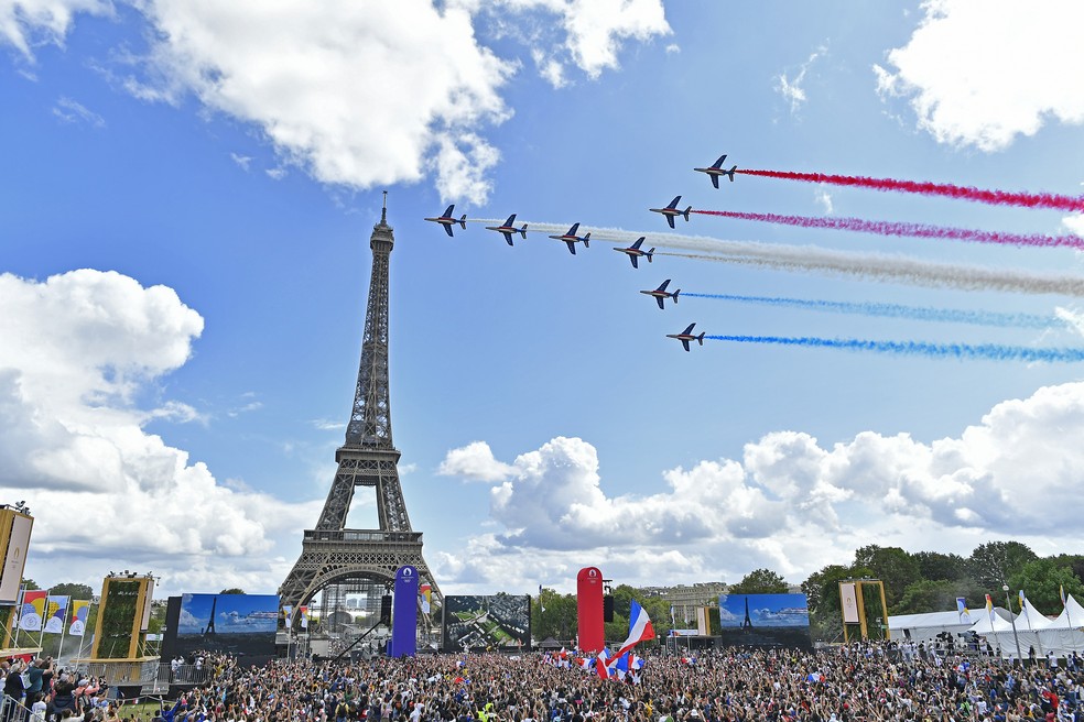 Festa em frente à Torre Eiffel celebra início do ciclo das Olimpíadas e Paralimpíadas de Paris 2024 — Foto: Aurelien Meunier/Getty Images