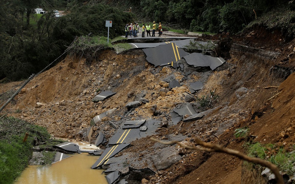 Pessoas observam Estrada destruída pela passagem da tempestade tropical Nate em Casa Mata, na Costa Rica, na sexta-feira (6) (Foto: Reuters/Juan Carlos Ulate)