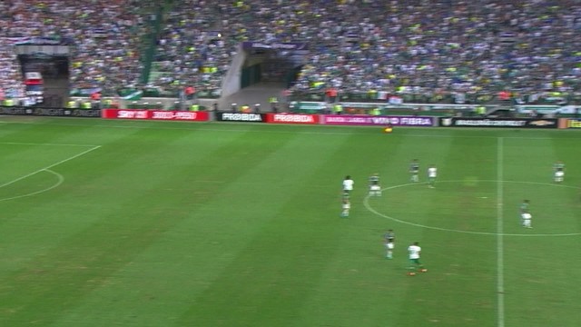 <p>
 Moisés recebe de Dudu e arrisca da entrada da área. Belo chute, que passa à esquerda do gol de Danilo.</p>
