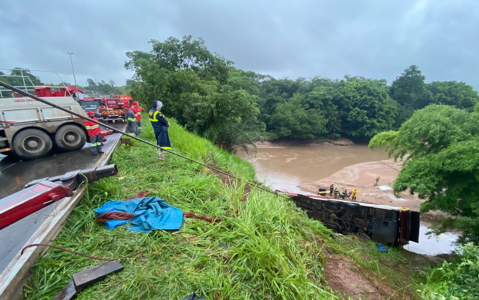 Ônibus que caiu em ribanceira na BR-153, em Aparecida de Goiânia, Goiás — Foto: PRF/Divulgação
