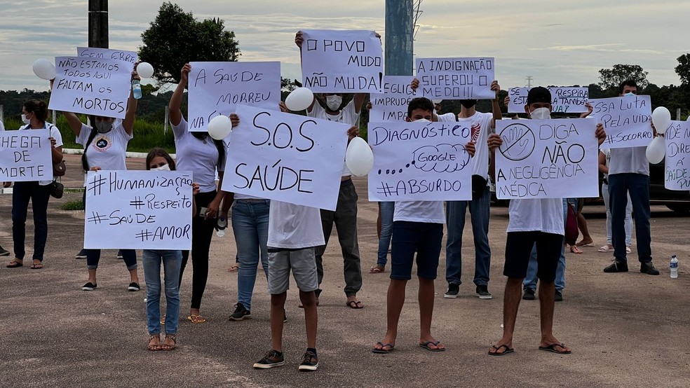 Após morte de adolescente, familiares fazem ato pedindo melhorias na saúde pública de Candeias do Jamari, RO — Foto: Jefferson Carvalho/Rede Amazônica 