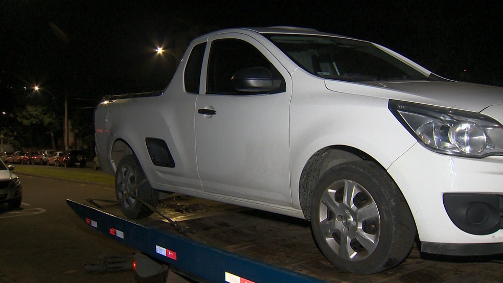Homens presos e menor apreendido estavam dentro de caminhonete roubada — Foto: Reprodução/TV Gazeta